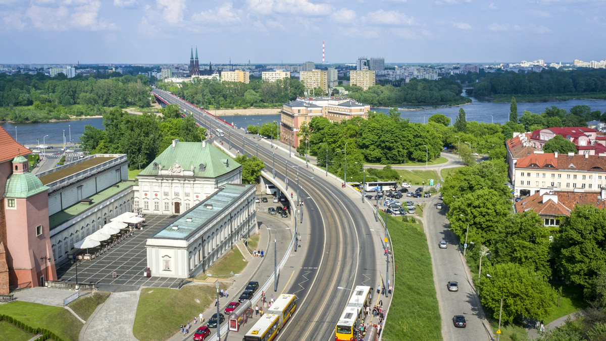 Od 1 stycznia 2014 r. osoby płacące podatki w Warszawie będą miały prawo do tańszych długookresowych biletów komunikacji miejskiej w ramach karty warszawiaka - zapowiada stołeczny ratusz. Oferta ma być rozszerzana o zniżki przy zakupie biletów do teatrów.