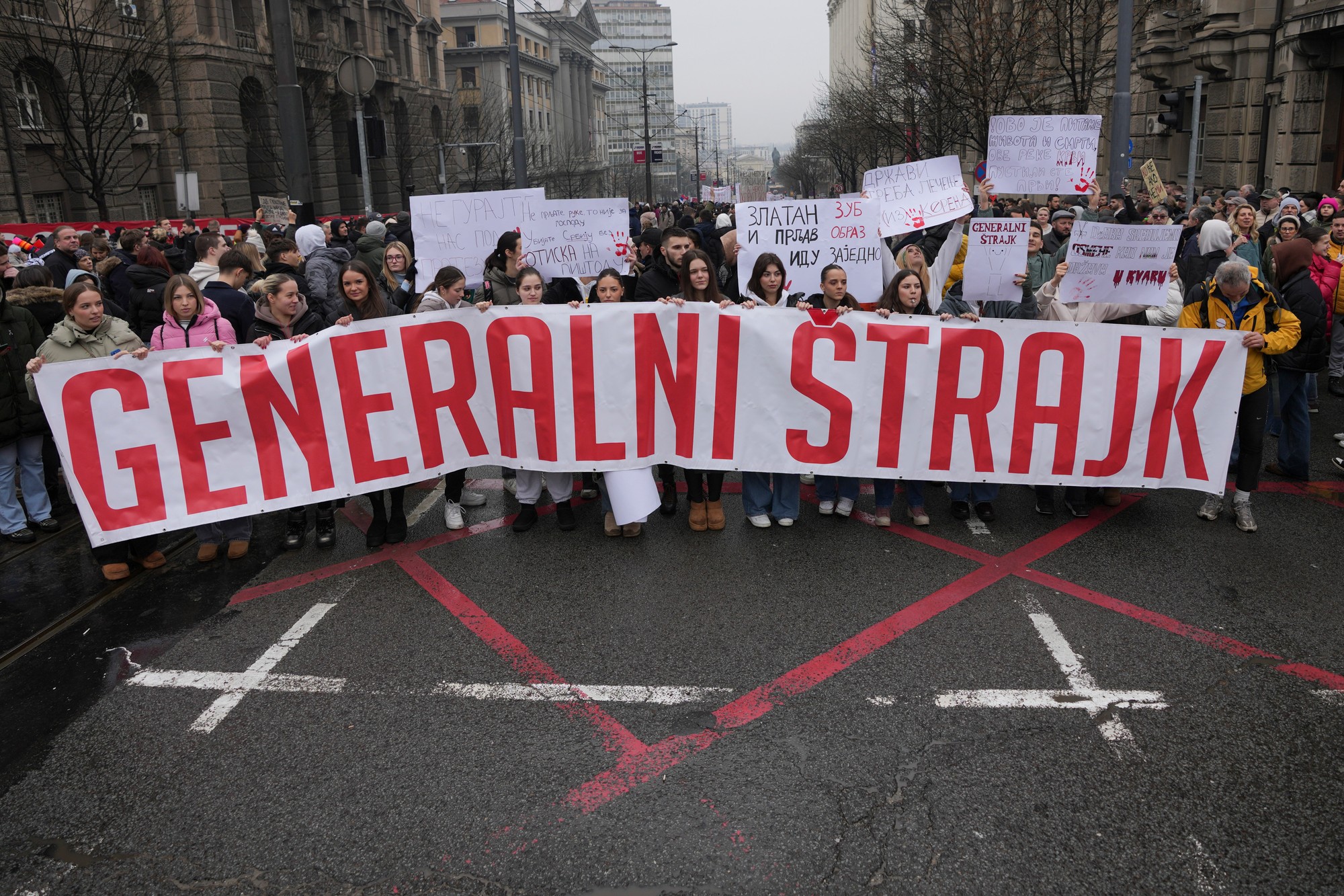 Vysokoškoláci držia transparent s nápisom Generálny štrajk počas protestu v Belehrade v piatok 24. januára 2025.