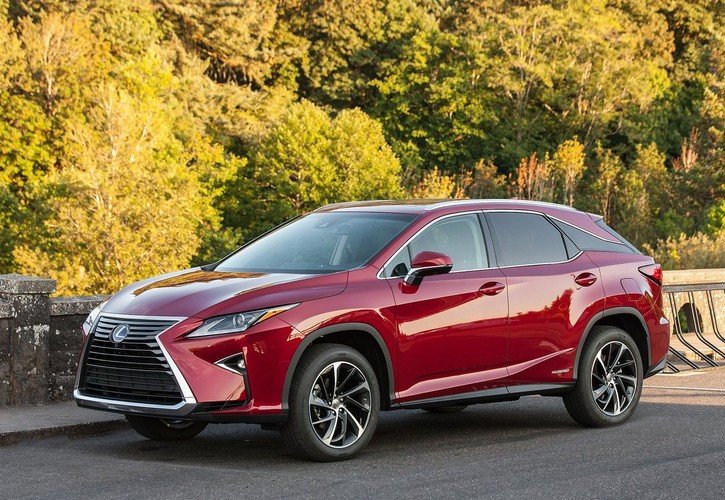 SUV-y – marki premium
W pierwszym półroczu bieżącego roku zarejestrowano 268 samochodów należących do tego segmentu. Na pierwszym miejscu znalazł się kosztujący od 307 tys. zł Lexus RX – 209 rejestracji. Na kolejnych miejscach znalazło się Volvo XC90 (33 rejestracje) w cenie od 351 tys. zł, BMW X5 (11 rejestracji) kosztujące od 267 tys. zł oraz Porsche Cayenne (5 rejestracji) kosztujące od 428 tys. zł. Na pozostałych miejscach uplasowały się Mercedes GLC (5 rejestracji), Audi Q7 (4 rejestracje) i Mercedes GLC Coupe z jedną rejestracją.