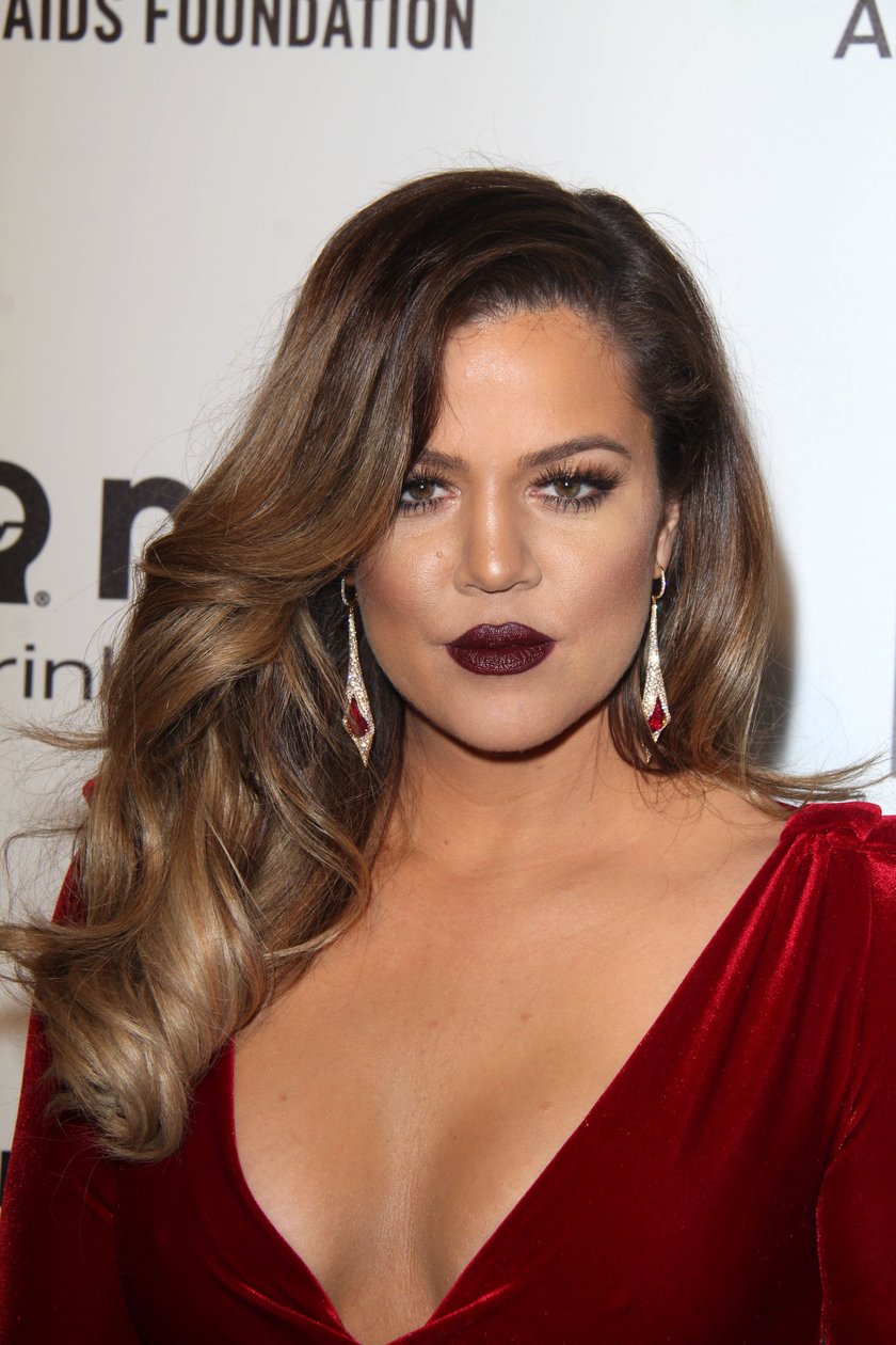 Khloe Kardashian z czerwonymi ustami i wielkim dekoltem