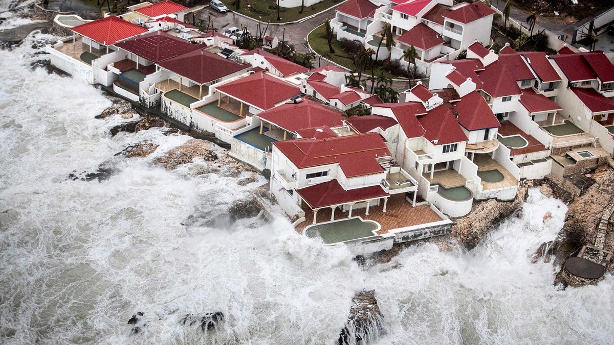 Ostatecznie to francuskie wojsko pomogło obywatelom Polski, którzy koczowali przed lotniskiem na wyspie Sint Maarten. To jedno z miejsc, które najbardziej ucierpiało w wyniku huraganu Irma. Na wyspie zostało kilku Polaków, którzy muszą czekać na kolejny transport.