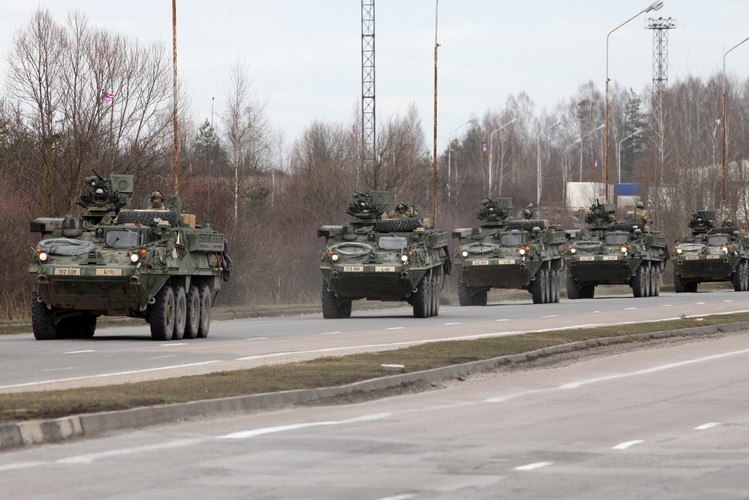 Zaplanowano też krótkie postoje w miastach, między innymi w Białymstoku. Dragony będzie można podziwiać tam już jutro. Przewidziano rozmowy z żołnierzami i oglądanie z bliska transporterów. <br><br>fot. (mr) PAP/Artur Reszko