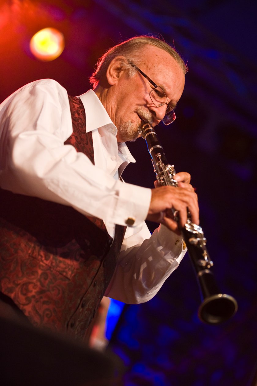 Acker Bilk na scenie w sierpniu 2010 roku