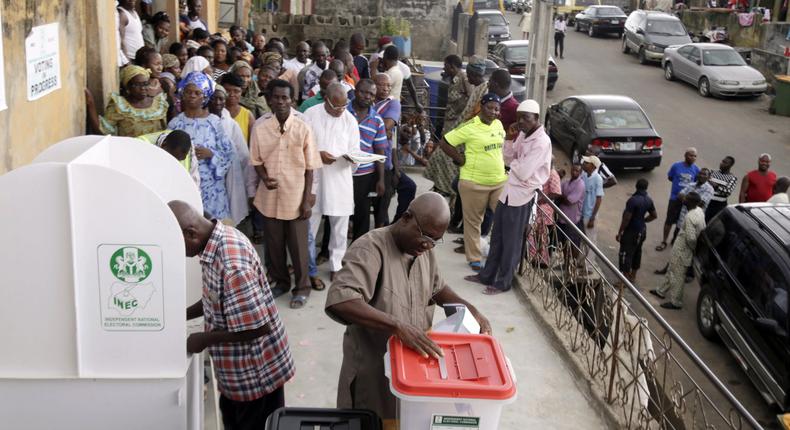 Nigerians queue to vote in an election (Nigerian Democratic Report)