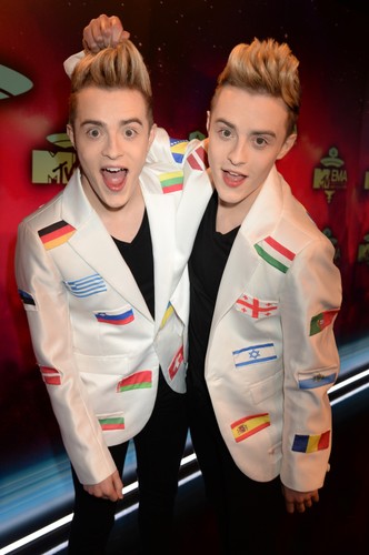John i Edward Grimes z grupy Jedward na czerwonym dywanie MTV EMA 2013