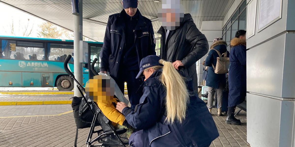 Wyszła, by podgrzać mleko dla synka. W autobusie zostały jej dzieci, a kierowca... odjechał.