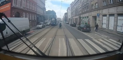 Poruszające zachowanie motorniczego we Wrocławiu. Nagle zatrzymał tramwaj i wyszedł do staruszki. Finał zaskakuje