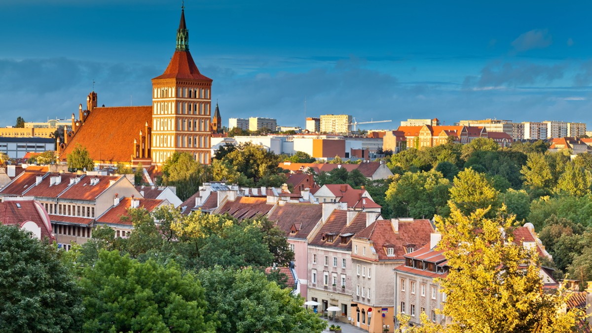 Na fasadzie kamienicy przy ul. Wyzwolenia 9 w Olsztynie odsłonięto tablicę poświęconą powojennemu społecznikowi, który zakładał w okręgu olsztyńskim szkoły średnie i propagował kulturę Warmii i Mazur - Władysławowi Gębikowi.