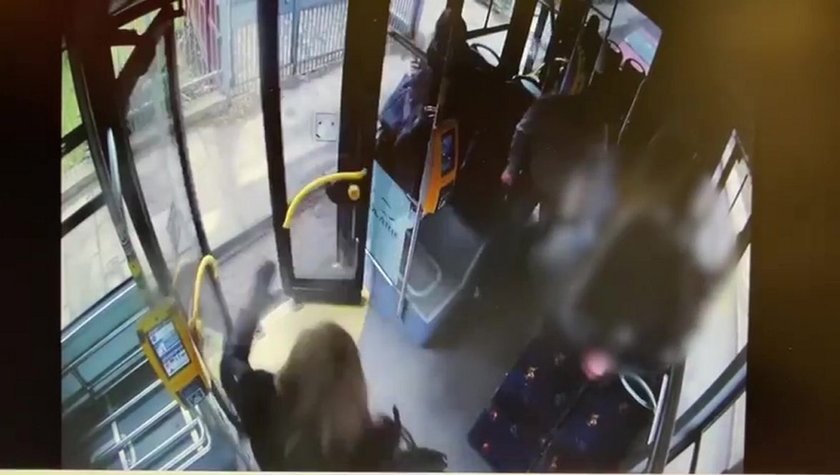 Atak nożownika w autobusie. Policja publikuje nagranie