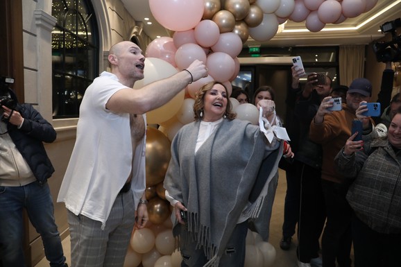 LUDILO NA SLAVLJU KOD ACE SOFRONIJEVIĆA Harmonikaš kitio muzičare parama, mikrofona se latili Bekuta, Pejović i Urošević, a ponosni tata ne staje (VIDEO)