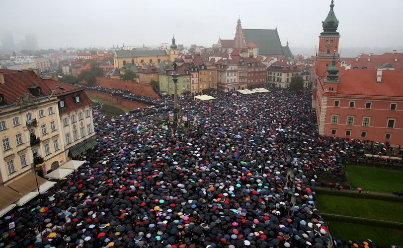 'Czarny poniedziałek' w Warszawie - uczestnicy ogólnopolskiego protestu podczas demonstracji na pl. Zamkowym w Warszawie