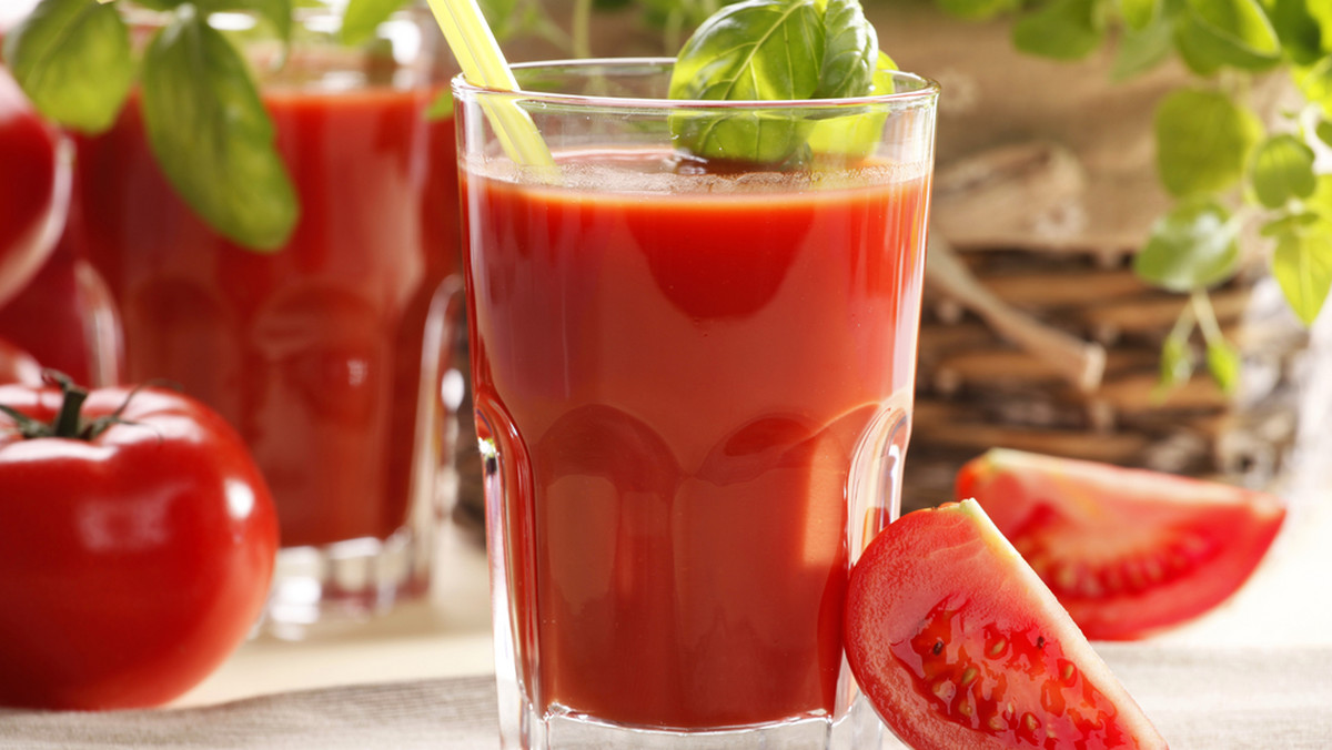 Sok pomidorowy to bardzo zdrowy i wartościowy napój. Zamiast napojów energetycznych i izotonicznych po ciężkim treningu na siłowni warto sięgną po sok pomidorowy - twierdzą specjaliści. Badacze przekonują, że pozwala on łatwo zregenerować siły po dużym wysiłku.