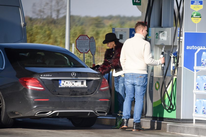 Justyna Steczkowska z menadżerem Łukaszem Wojtanowskim na stacji benzynowej