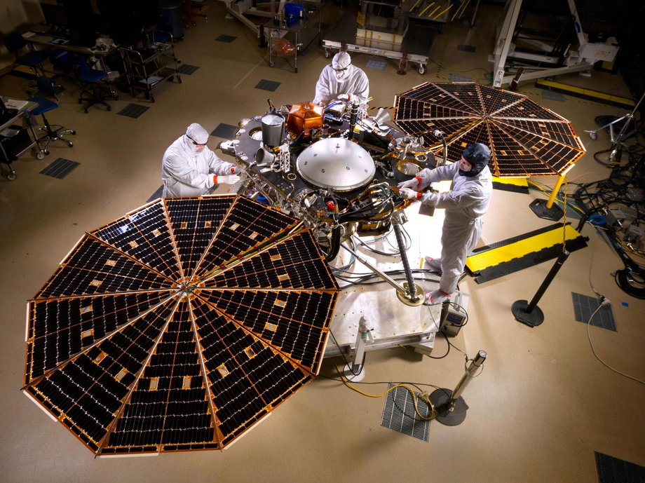 Przygotowanie do testu w Lockheed Martin Space Systems: rozmieszczanie paneli słonecznych na lądowniku InSight NASA. Denver, 30 kwietnia 2015 r.