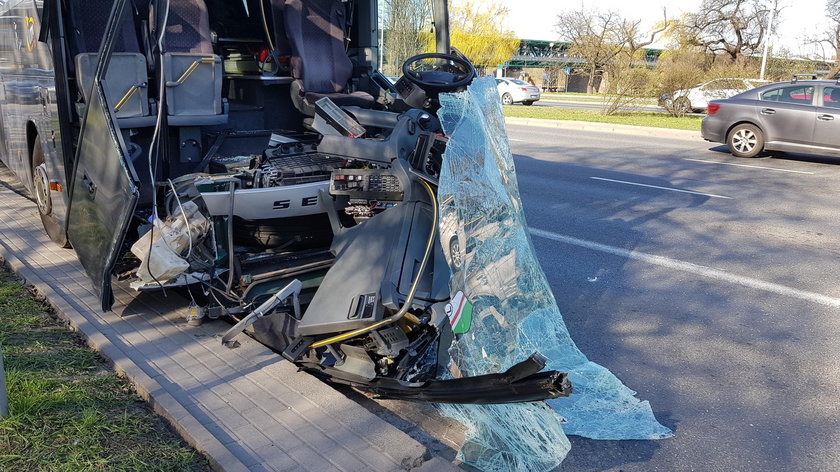 Kolizja autobusu na Wisłostradzie.