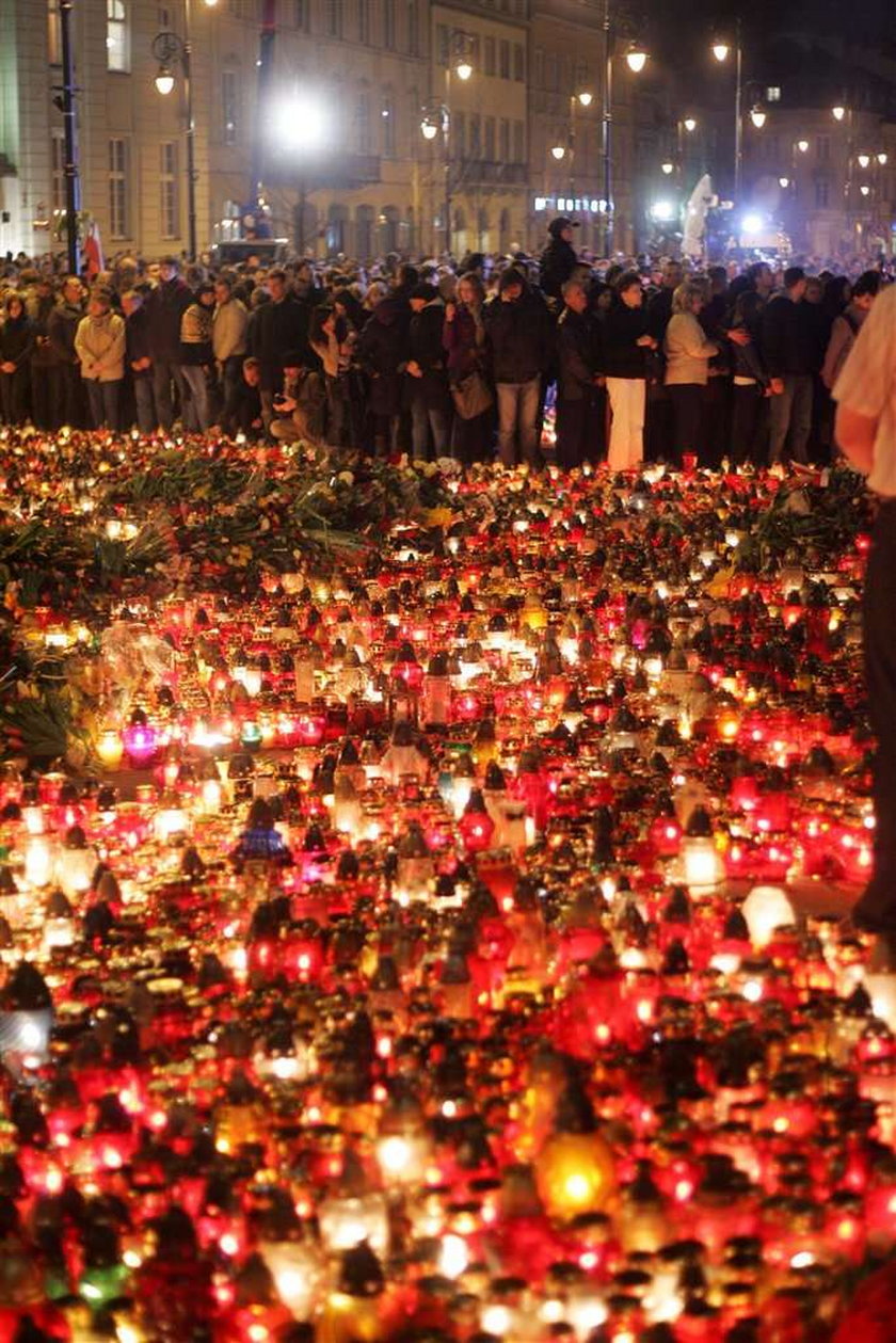 Tysiące zniczy i kwiatów, które Polacy przez ostatni tydzień układali przed Pałacem Prezydenckim, by upamiętnić tragicznie zmarłą parę prezydencką Lecha i Marię Kaczyńskich, w poniedziałek rano niemal w całości uprzątnięto
