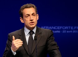 Sarkozy przegrywa, ale wciąż może liczyć na Merkel