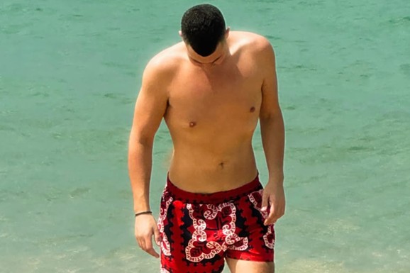 SMRŠAO 70 KILOGRAMA, A JEDE BURGER I POMFRIT Lepa Brena plakala zbog toga što joj sin ima 163 kg, pa se on prepolovio: Danas jede šta poželi, a u ovome je tajna