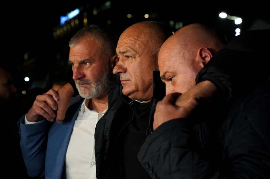 Ispred Skupštine Srbije dočekan Milana Bogdanović uz vatromet