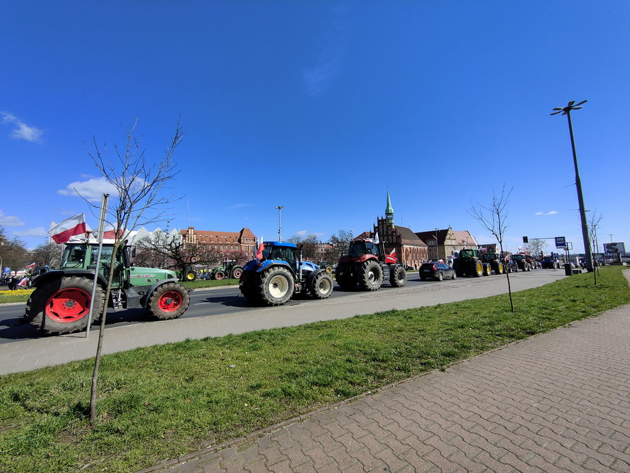 Niekończący się strumień traktorów przejeżdżał przez centrum Szczecina