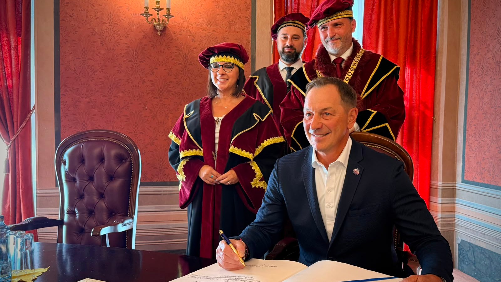 Titul Čestný občan mesta Košice si prevzal hokejista Peter Bondra. 