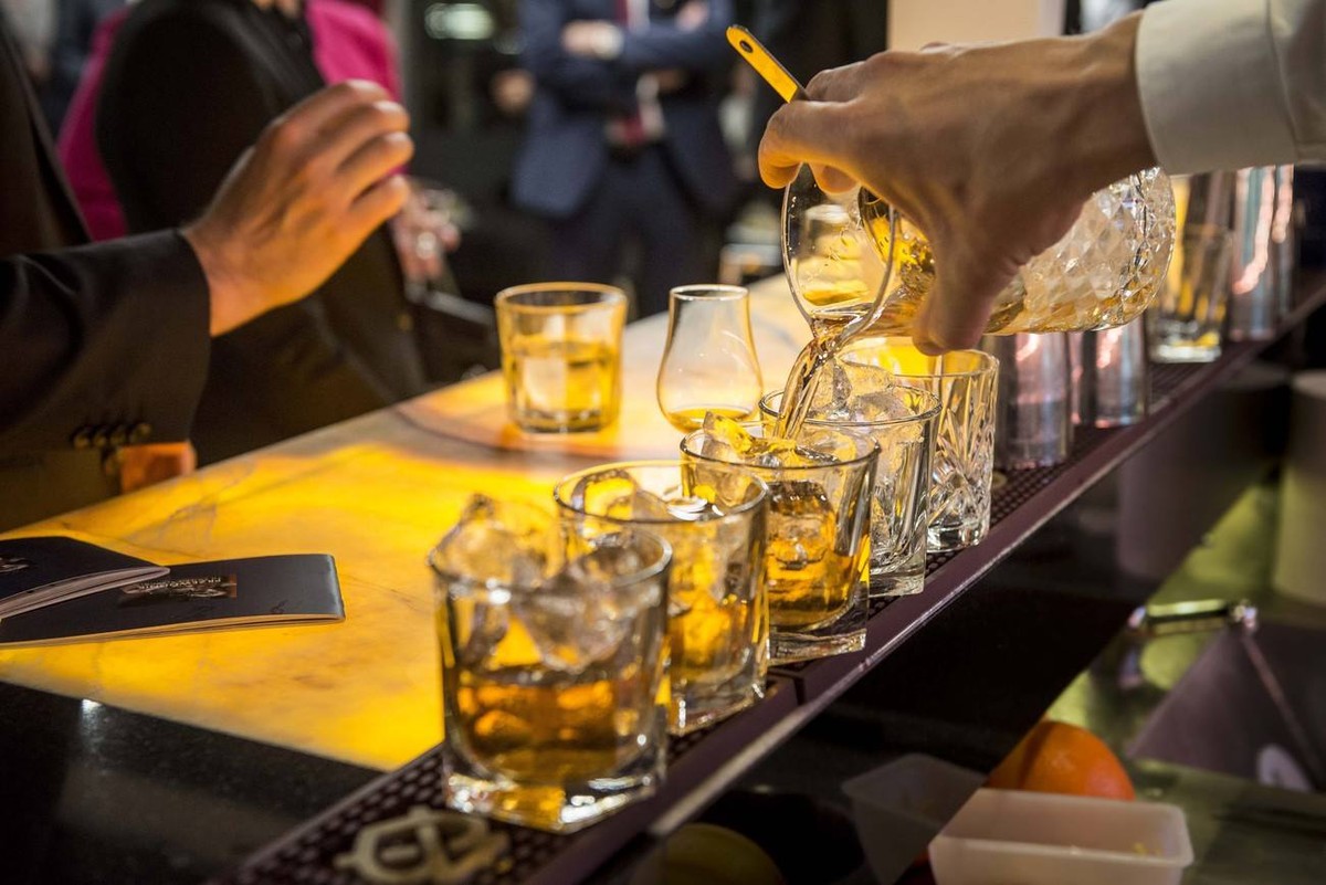 Rano starannie myją zęby, śniadań z reguły nie jedzą, wciąż są pijani. Jak rozpoznać wysokofunkcjonującego alkoholika?