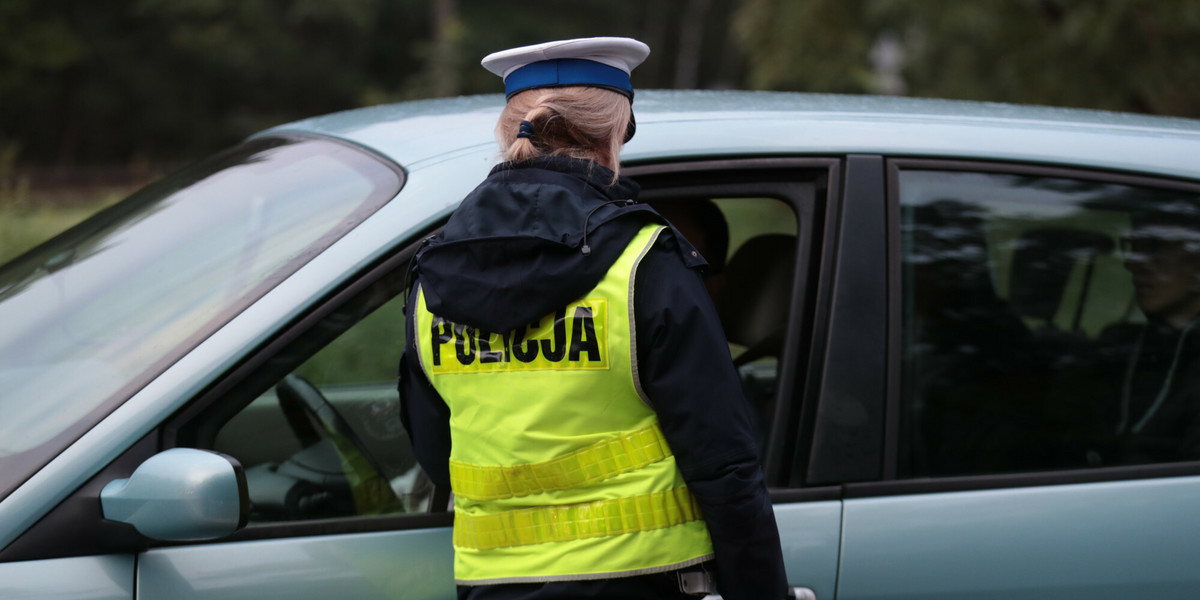 W poniedziałek policjanci z Warszawy skontrolowali 19 kierujących, wśród których byli też przewoźnicy na aplikację.