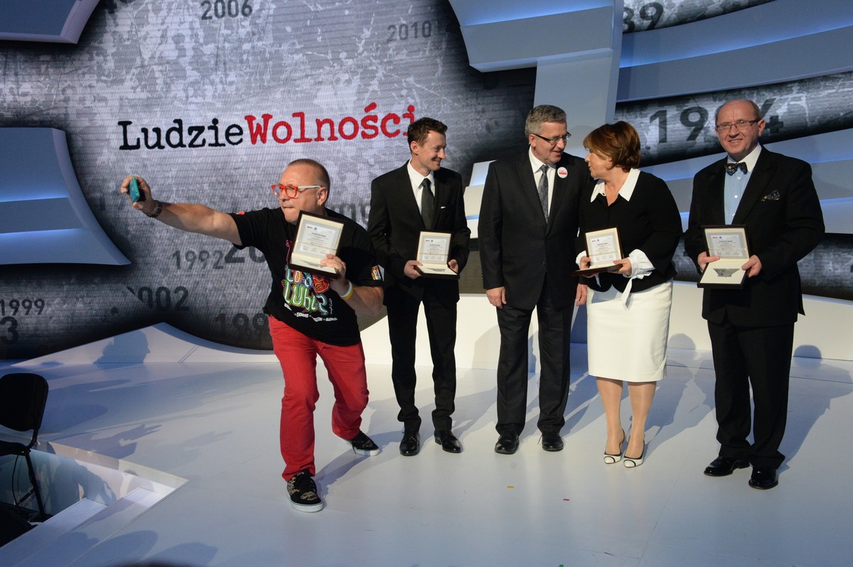 Bronisław Komorowski oraz laureaci: Jerzy Owsiak, Adam Małysz, Solange Olszewska i prof. Henryk Skarżyński. Fot. PAP/Jacek Turczyk