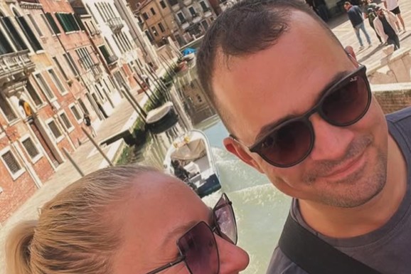 NAŠ PEVAČ (37) OŽENIO 10 GODINA STARIJU PROFESORKU: Žene su ludele za njim, povukao se sa estrade i otvorio kafić