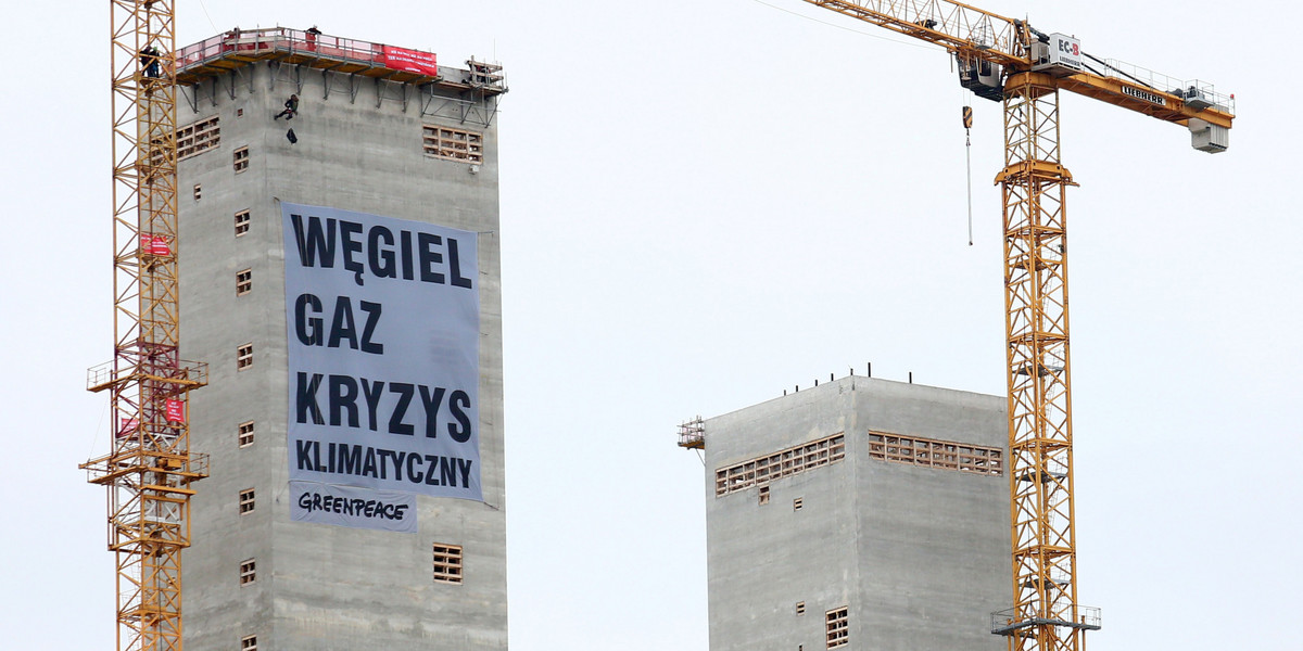 Wieże na placu budowy elektrowni w Ostrołęce, w czerwcu 2020, gdy wspięli się na nie aktywiści Greenpeace i umieścili na niej napis: "węgiel, gaz, kryzys klimatyczny".