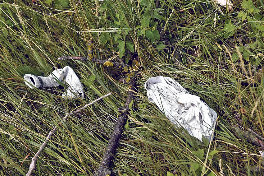 Odeća nastradalih razbacana pored puta u Batajnici