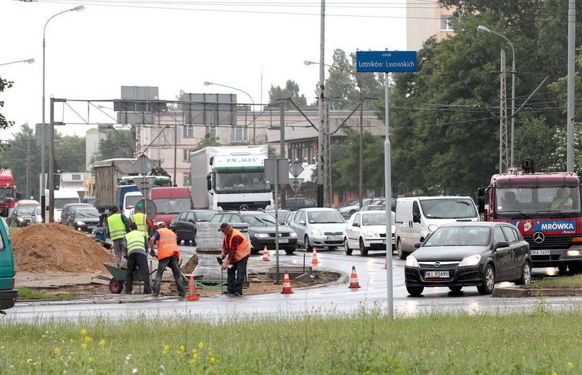 Korek przez zwykły remont chodnika!