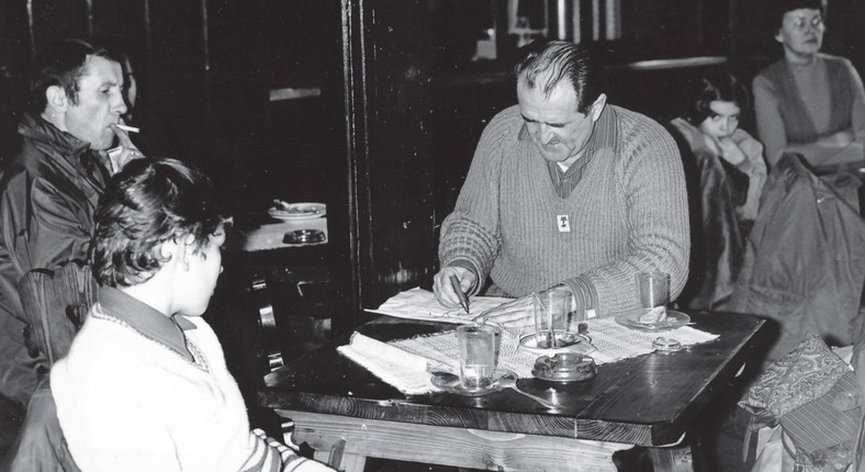 Tadeusz Steć w schronisku weryfikuje punkty na odznaki turystyczne, ok. 1970 r.