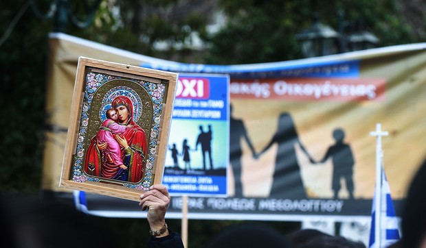 Član grčko-pravoslavne organizacije drži hrišćansku ikonu tokom protesta protiv zakona o istopolnim brakovima