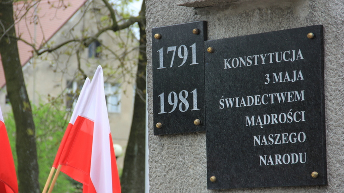 3 maja 1791 r. została uchwalona pierwsza pisana konstytucja w Europie. - Konstytucja 3 maja stanowiła, że to właśnie wolność, równość wobec prawa i tolerancja stały się fundamentem rozwoju Polski. Ich symbolem jest godło, hymn i biało-czerwona flaga. Dzisiaj po latach możemy w pokoju cieszyć się i korzystać z tego dziedzictwa – mówiła marszałek Elżbieta Polak podczas obchodów Święta Narodowego Trzeciego Maja w Zielonej Górze. Podczas uroczystości w Gorzowie Wlkp. zarząd województwa reprezentował wicemarszałek Maciej Szykuła.