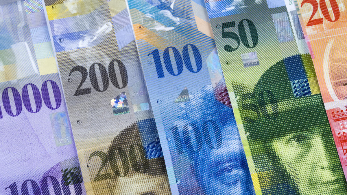 Szwajcarski bank centralny utrzyma limit kursu franka przez przynajmniej rok, bo słaba gospodarka strefy euro niepokoi decydentów - wynika z sondażu przeprowadzonego przez Bloomberg News.