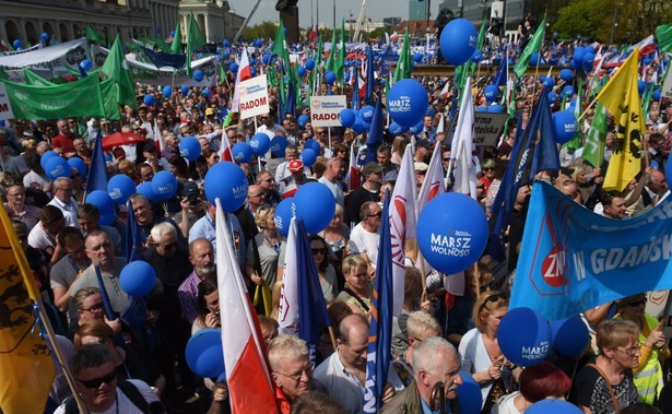 Przed wyruszeniem marszu szef Biura Krajowego PO Piotr Borys pozdrowił ze sceny byłego prezydenta Lecha Wałęsę