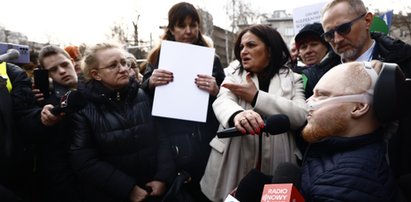 Gorąco przed Sejmem. Pełnomocnik rządu starł się z protestującymi [WIDEO]