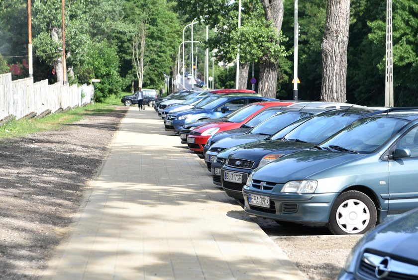 Na ulicy Źródłowej w Łodzi zbudowali nowy chodnik i parking dla kilkunastu aut