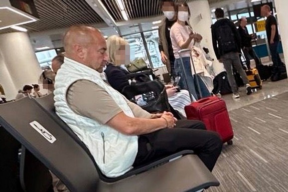 (VIDEO) UMOR GA POTPUNO SAVLADAO Đani zaspao na stolici dok je čekao let iz Brisela, ostali putnici ga u šoku gledali