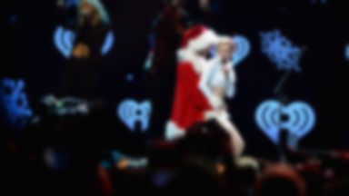 Miley Cyrus tańczy z Mikołajem i kobietami przebranymi za renifery