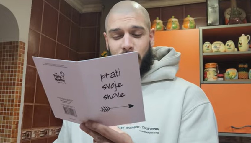 Dejan čita čestitku koju mu je devojka napisala za rođendan