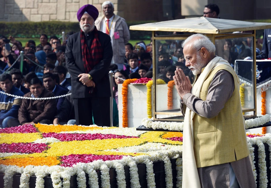 Narendra Modi odaje počast Gandiju u Nju Delhiju u januaru 2020.