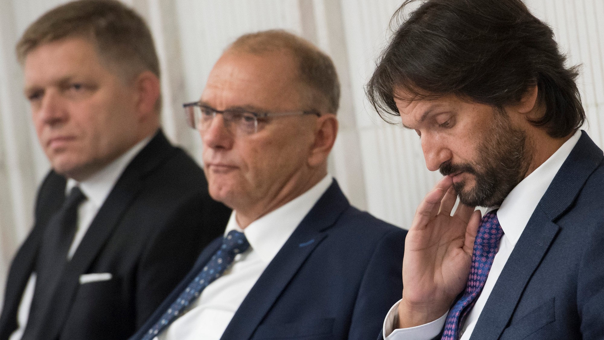 Poslanci parlamentu Robert Kaliňák, Ľubomír Vážny a Robert Fico počas 34. schôdze parlamentu