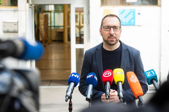 "U LOGORIMA NDH UBIJANI ŽENE I DECA ZBOG DRUGE VERE" Govor gradonačelnika Zagreba izazvao HAOS u Hrvatskoj, na Dan pobede PEVAO TOMPSON?!