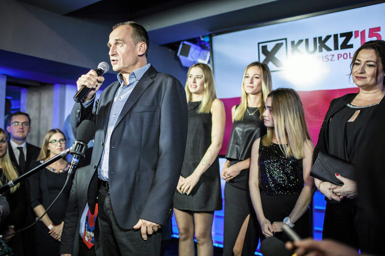 Paweł Kukiz podczas wieczoru wyborczego w sztabie partii Kukiz'15