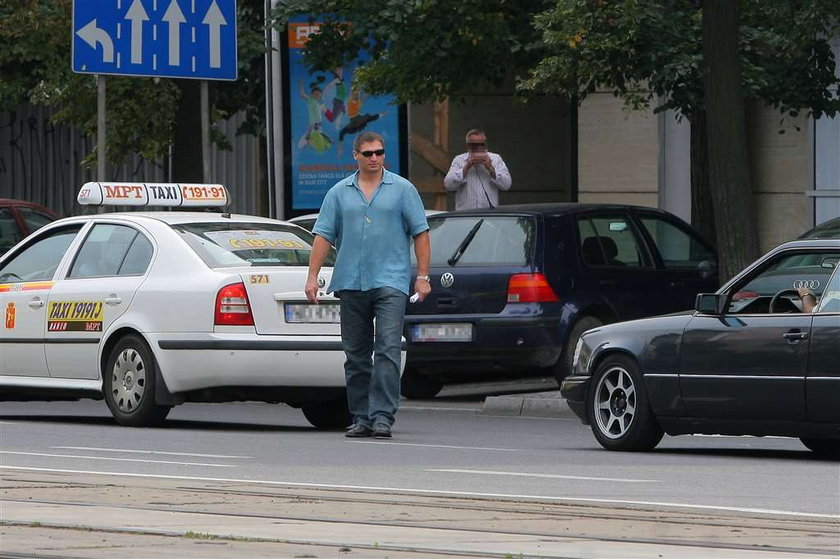 Gołota spaceruje z plikiem dolarów