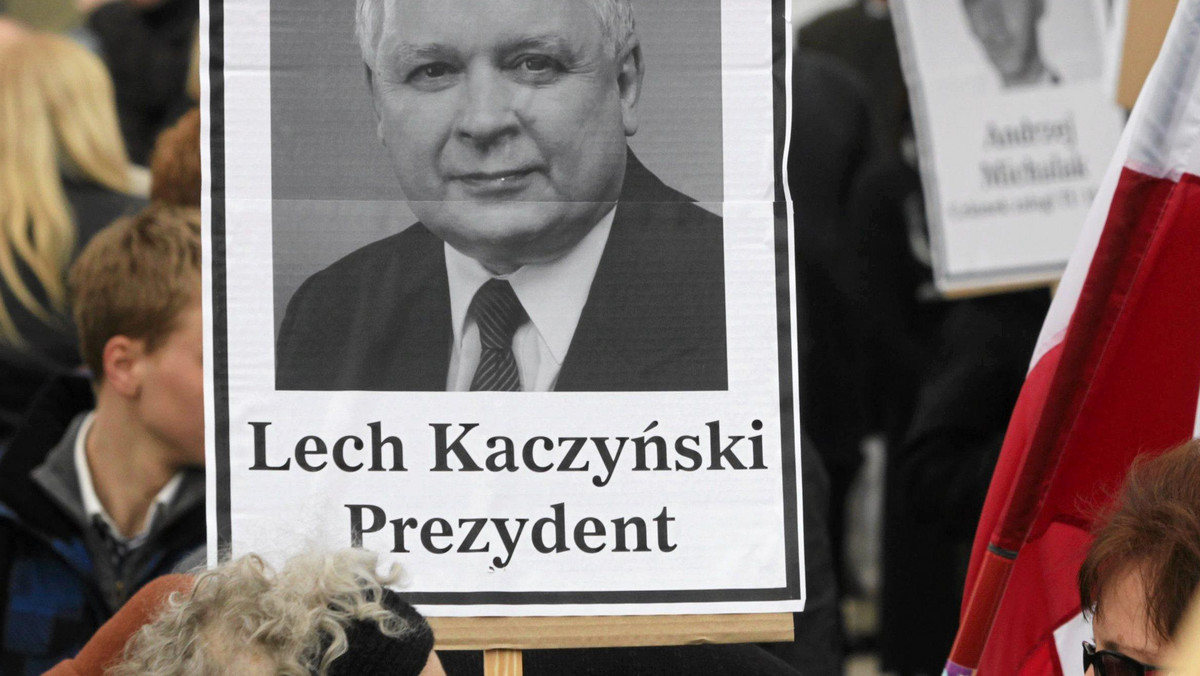 Współczucie dla PiS z powodu rocznicy katastrofy smoleńskiej, podwyżki cen żywności i reforma OFE - takie powody spadku poparcia dla PO wymieniają socjologowie, z którymi rozmawiała PAP. Pojawiają się też opinie, że kosztem Platformy bardziej zyskuje SLD niż PiS.