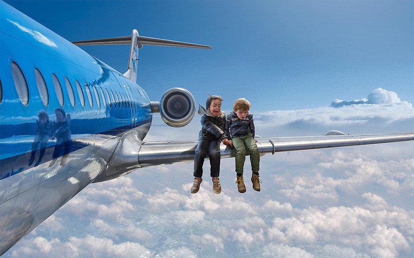 Sasvim običan dan: Nik sa drugarom sedi na krilu aviona