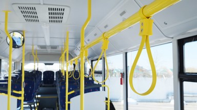 Nie było wolnej karetki. Kierowca autobusu sam zawiózł pasażerkę do szpitala